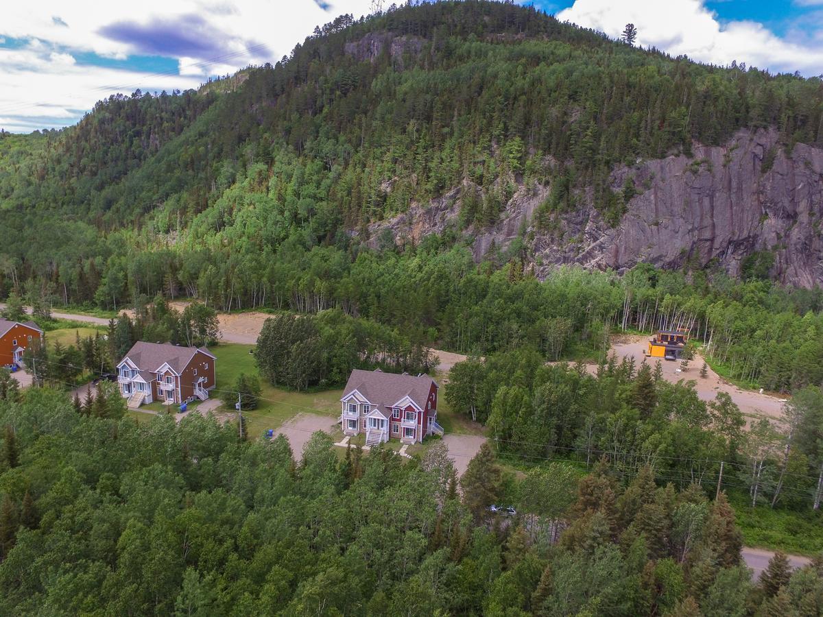 Apartamento Entre Roc Et Montagne LʼAnse-Saint-Jean Exterior foto