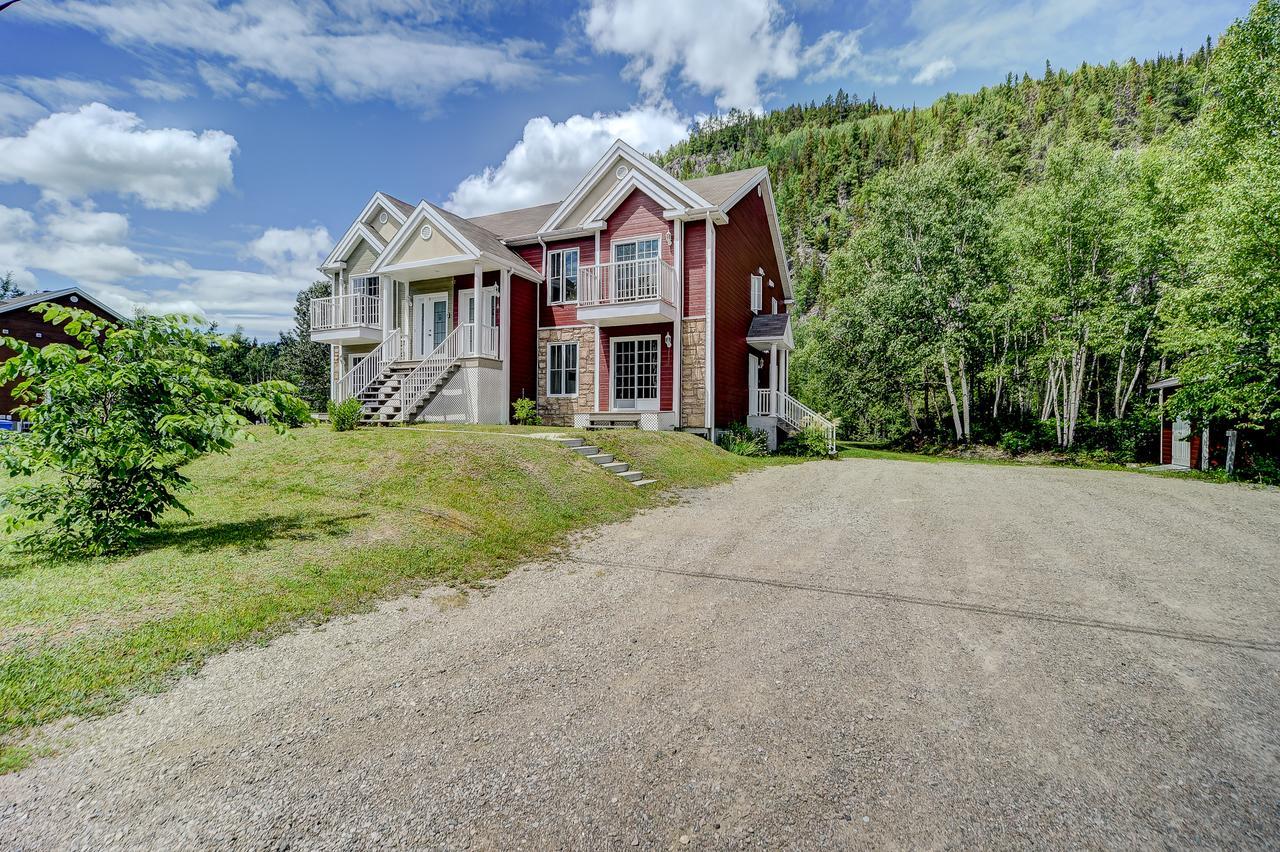 Apartamento Entre Roc Et Montagne LʼAnse-Saint-Jean Exterior foto